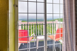In-room safe, desk, laptop workspace, iron/ironing board - Holiday Inn Express & Suites Petoskey by IHG (Petoskey)