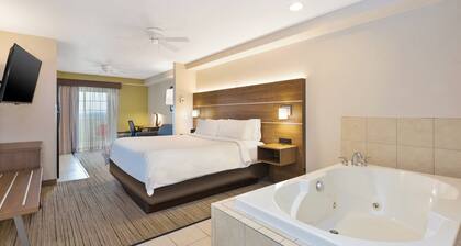 Holiday Inn Express & Suites Petoskey by IHG