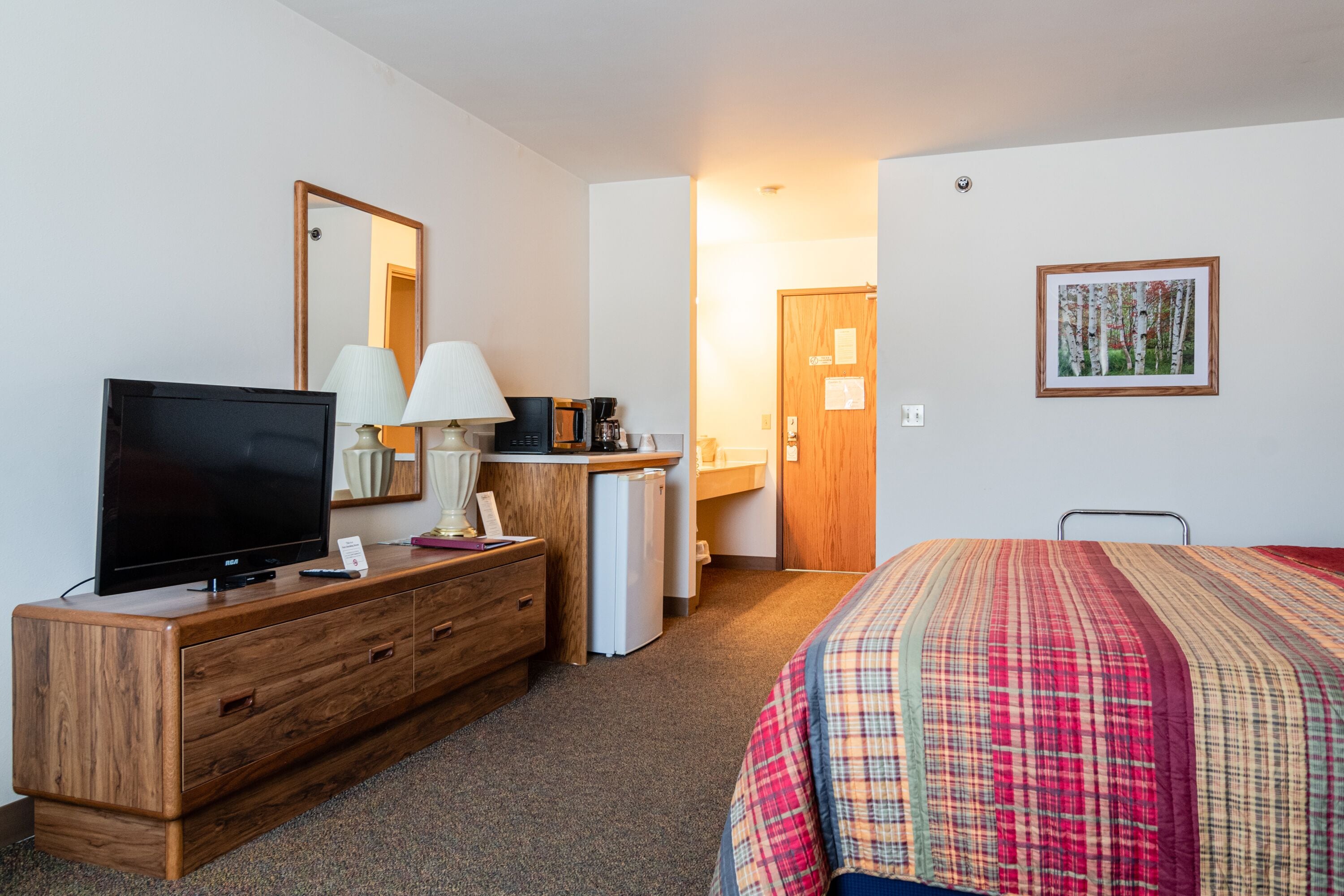 deluxe single room, 1 king bed | 1 bedroom, blackout curtains, iron/ironing board, free cots/infant beds