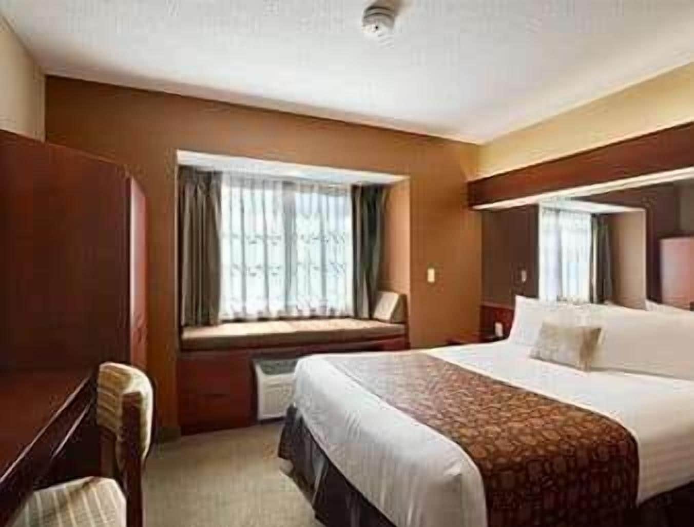 luxury suite, 1 queen bed, non smoking, jetted tub | premium bedding, in-room safe, desk, laptop workspace
