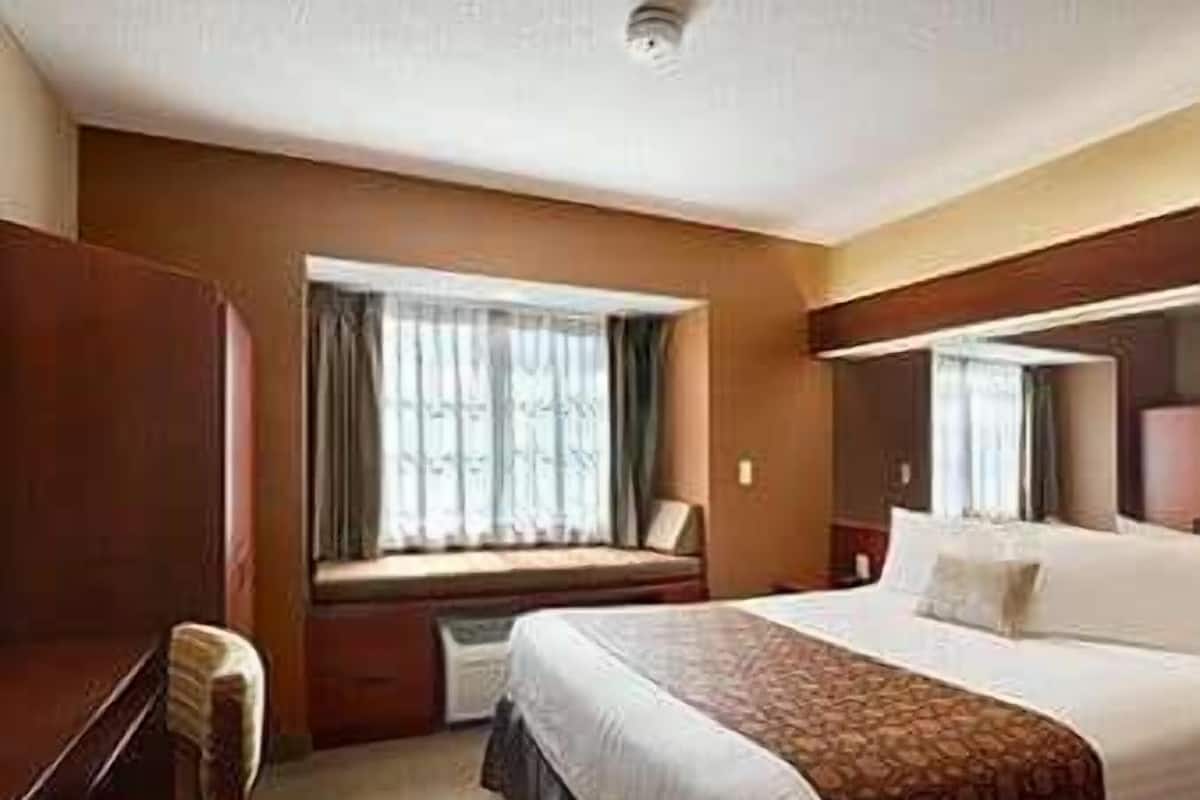 Luxury Suite, 1 Queen Bed, Non Smoking, Jetted Tub