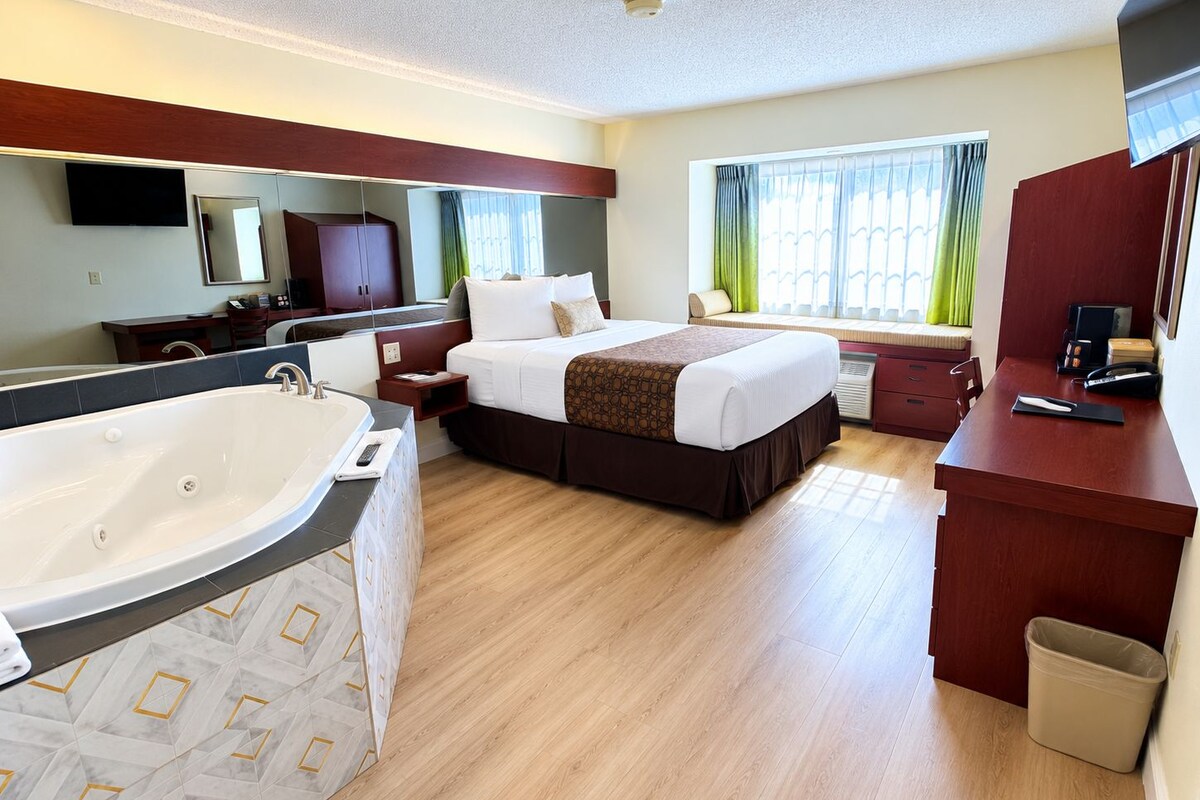 Luxury Room, 1 Queen Bed, Jetted Tub | Premium bedding, in-room safe, desk, laptop workspace