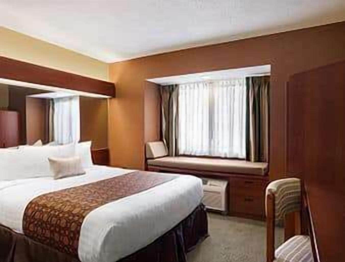suite, 1 queen bed | premium bedding, in-room safe, desk, laptop workspace