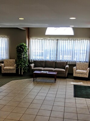 Lobby sitting area - Microtel Inn & Suites by Wyndham Dover (Dover)