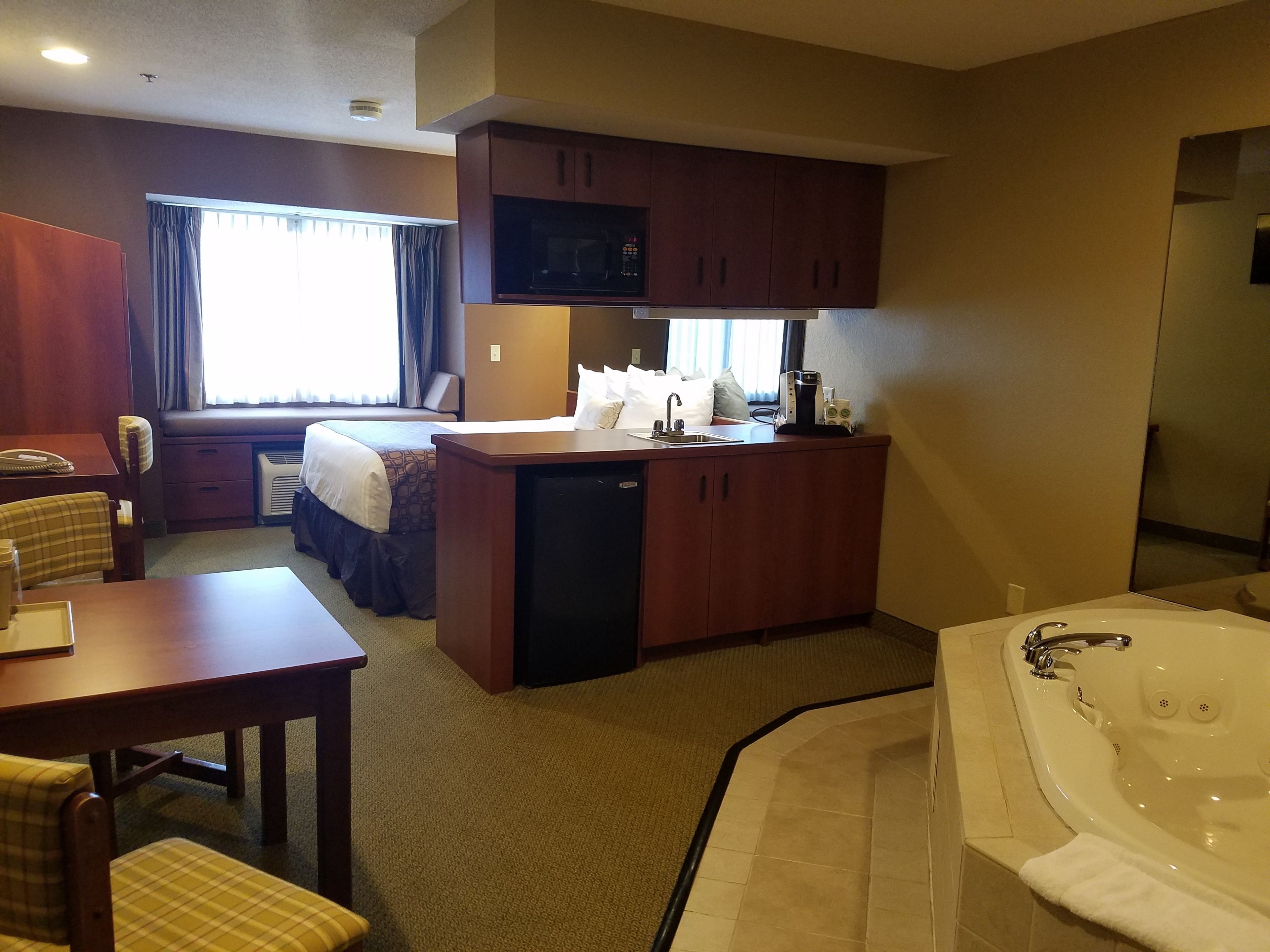 luxury suite, 1 queen bed, non smoking, jetted tub | premium bedding, in-room safe, desk, laptop workspace