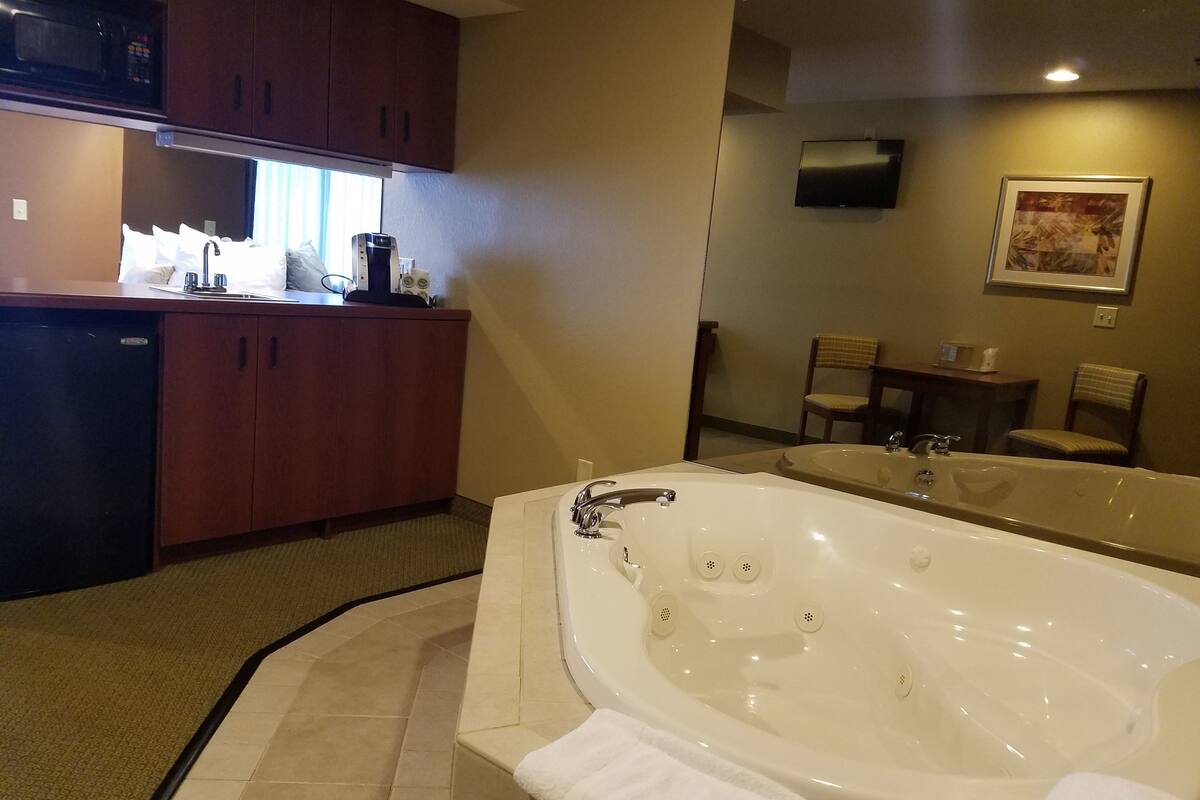 luxury suite, 1 queen bed, non smoking, jetted tub | private spa tub