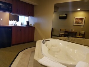 Luxury Suite, 1 Queen Bed, Non Smoking, Jetted Tub | Private spa tub