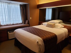 Ropa de cama de alta calidad y caja de seguridad en la habitación 