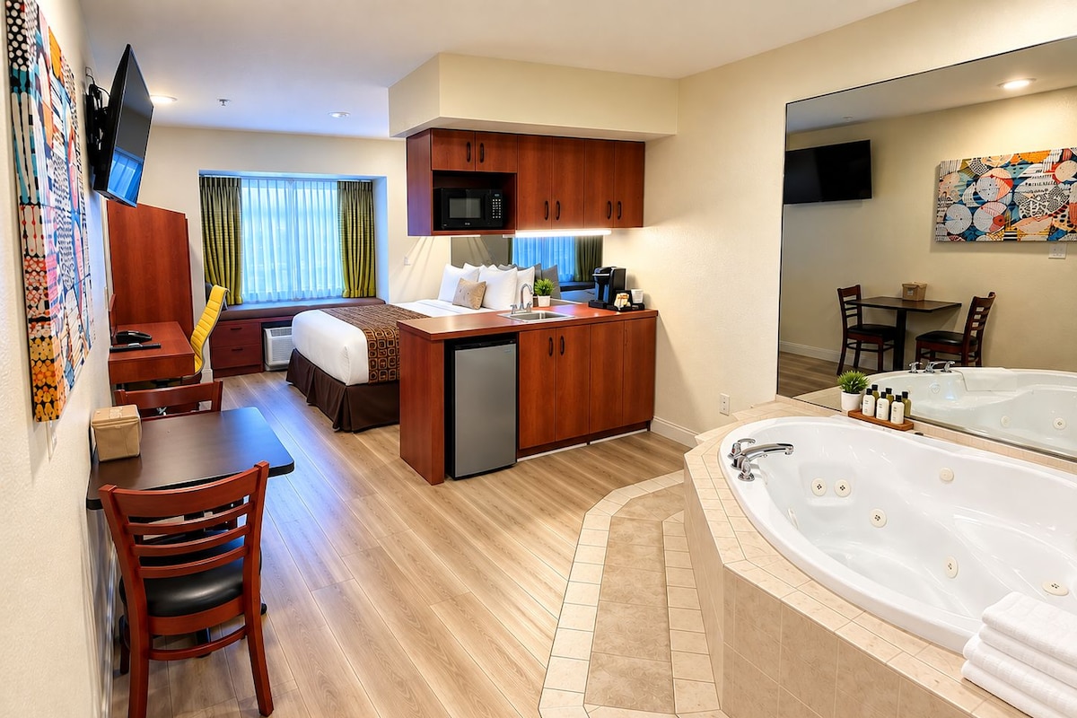 Luxury Suite, 1 Queen Bed, Non Smoking, Jetted Tub | Premium bedding, in-room safe, desk, laptop workspace