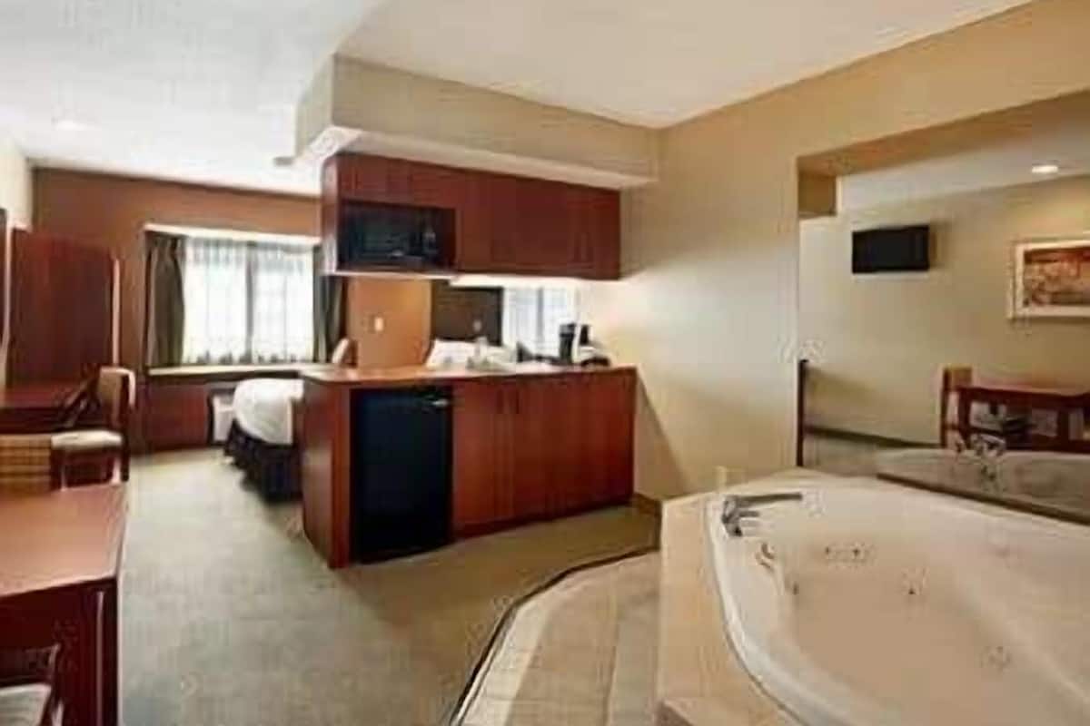 Luxe suite, 1 queensize bed, niet-roken, bubbelbad | Luxe beddengoed, een kluis op de kamer, een bureau, een laptopwerkplek