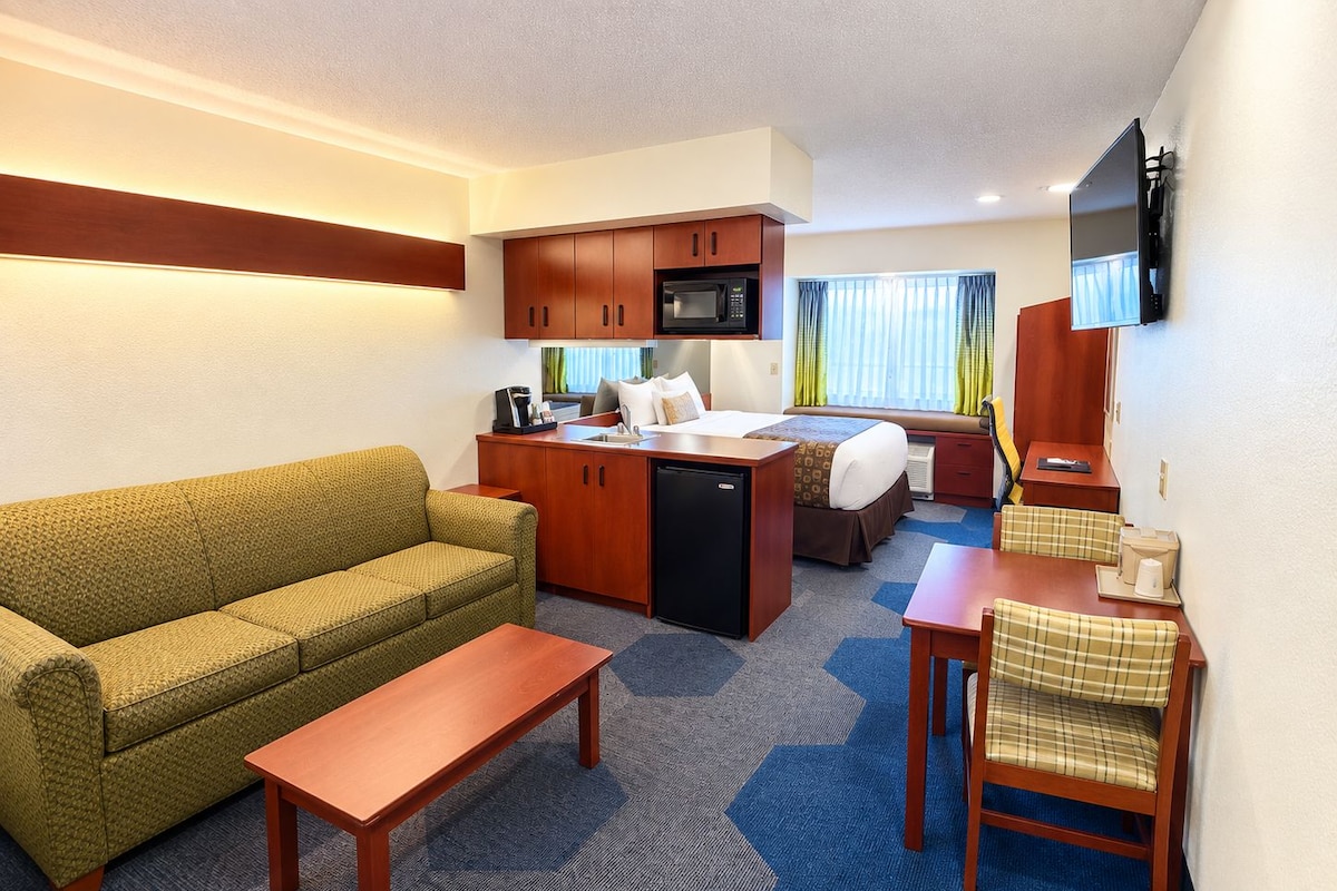 Suite, 1 Queen Bed | Premium bedding, in-room safe, desk, laptop workspace