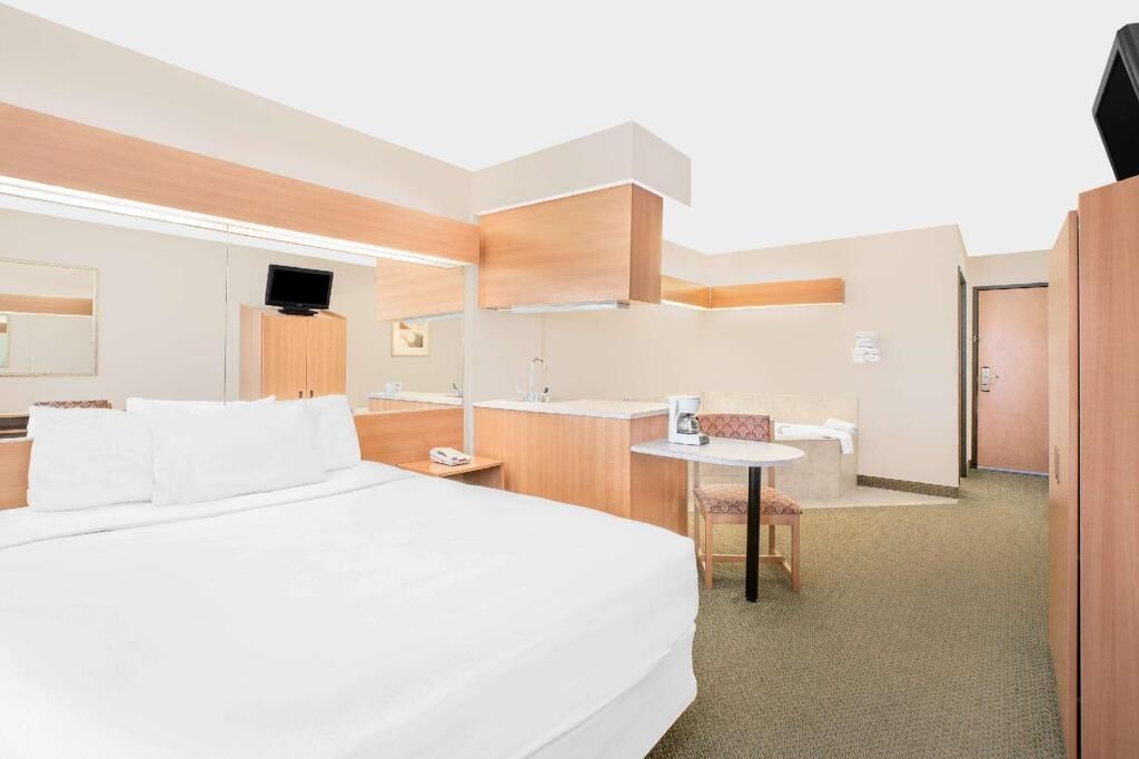 Ropa de cama de alta calidad y caja de seguridad en la habitación 