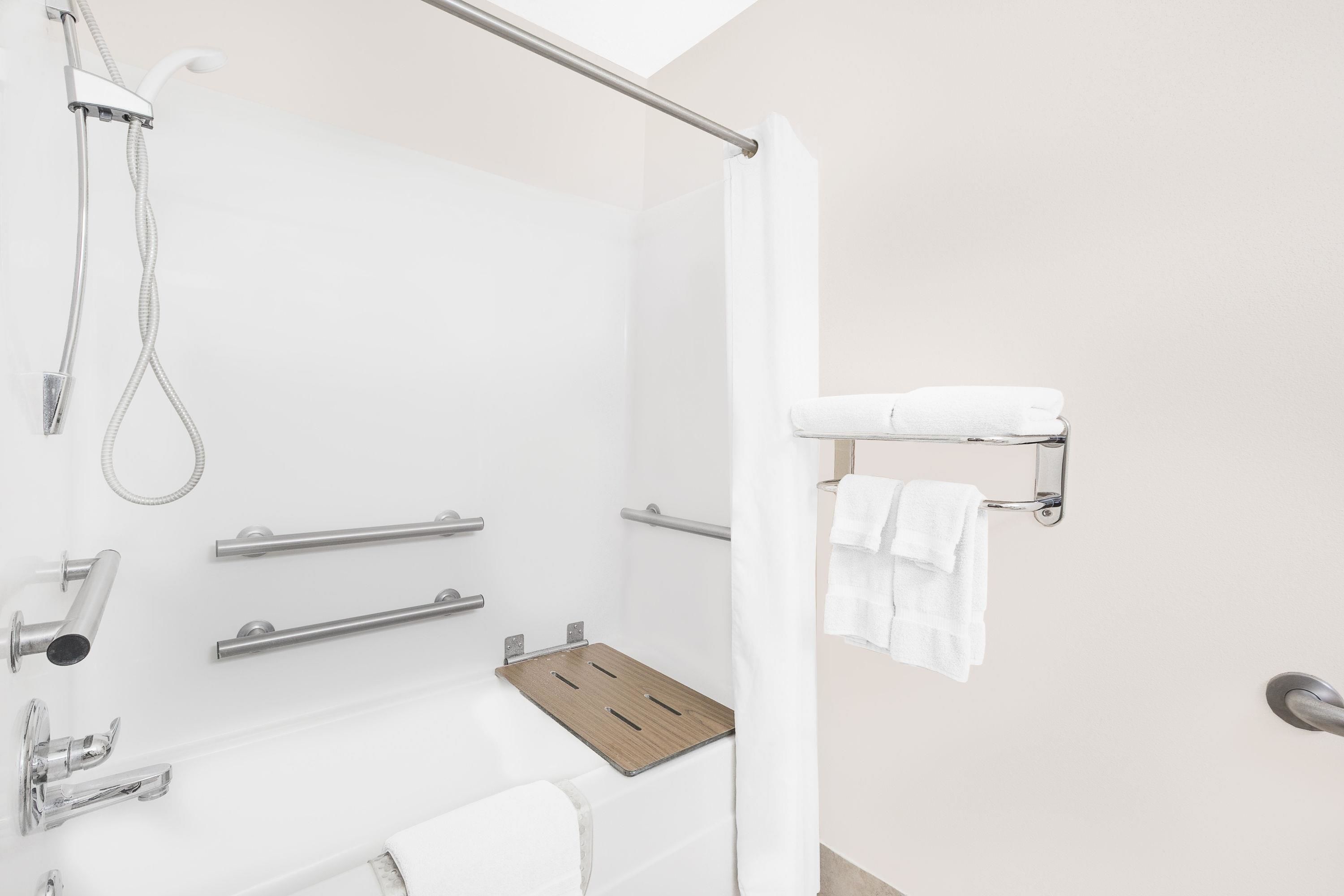 淋浴/盆浴组合、免费洗浴用品、吹风机、毛巾