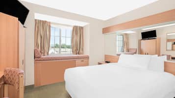 Bộ đồ giường cao cấp, két bảo mật tại phòng, bàn, màn/rèm cản sáng