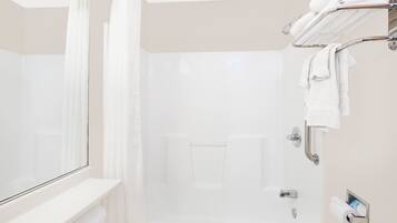 Combined shower/tub, free toiletries, hair dryer, towels