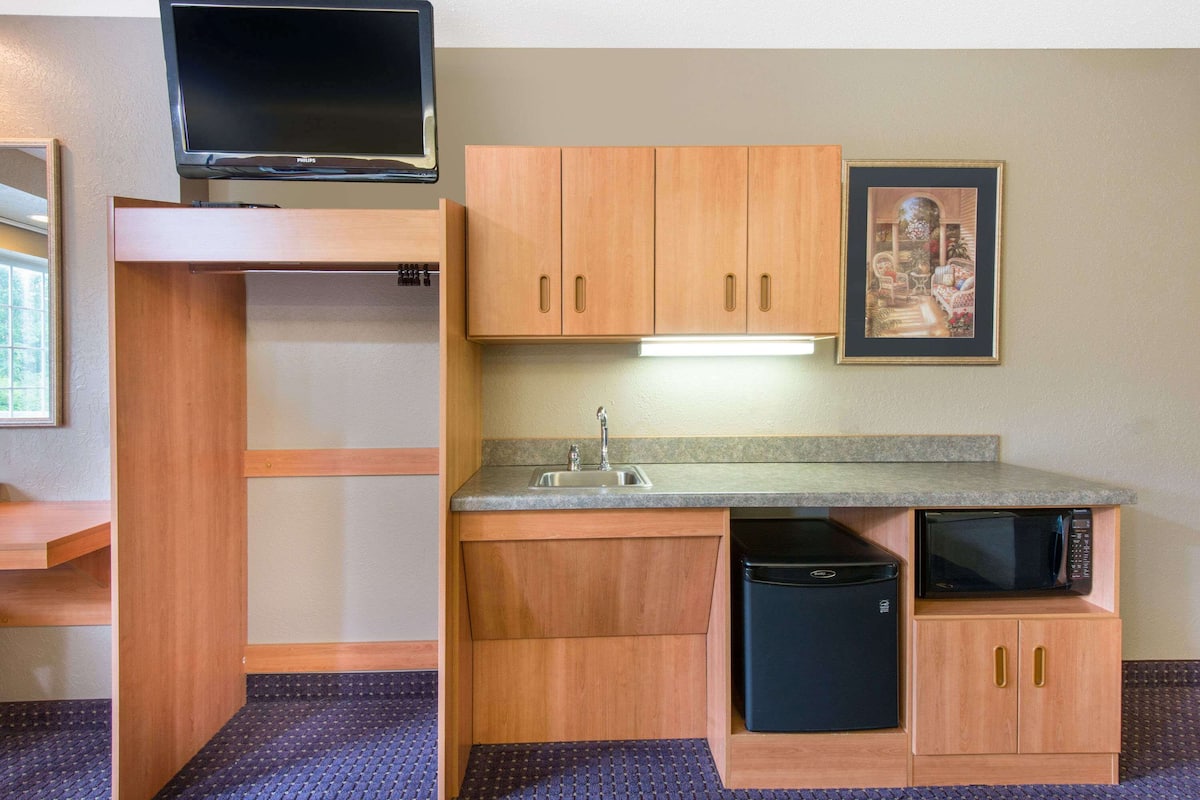 Suite, 1 Queen Bed, Accessible, Non Smoking (Mobility, Hearing, Tub w/Grab Bars) | Premium bedding, in-room safe, desk, blackout drapes
