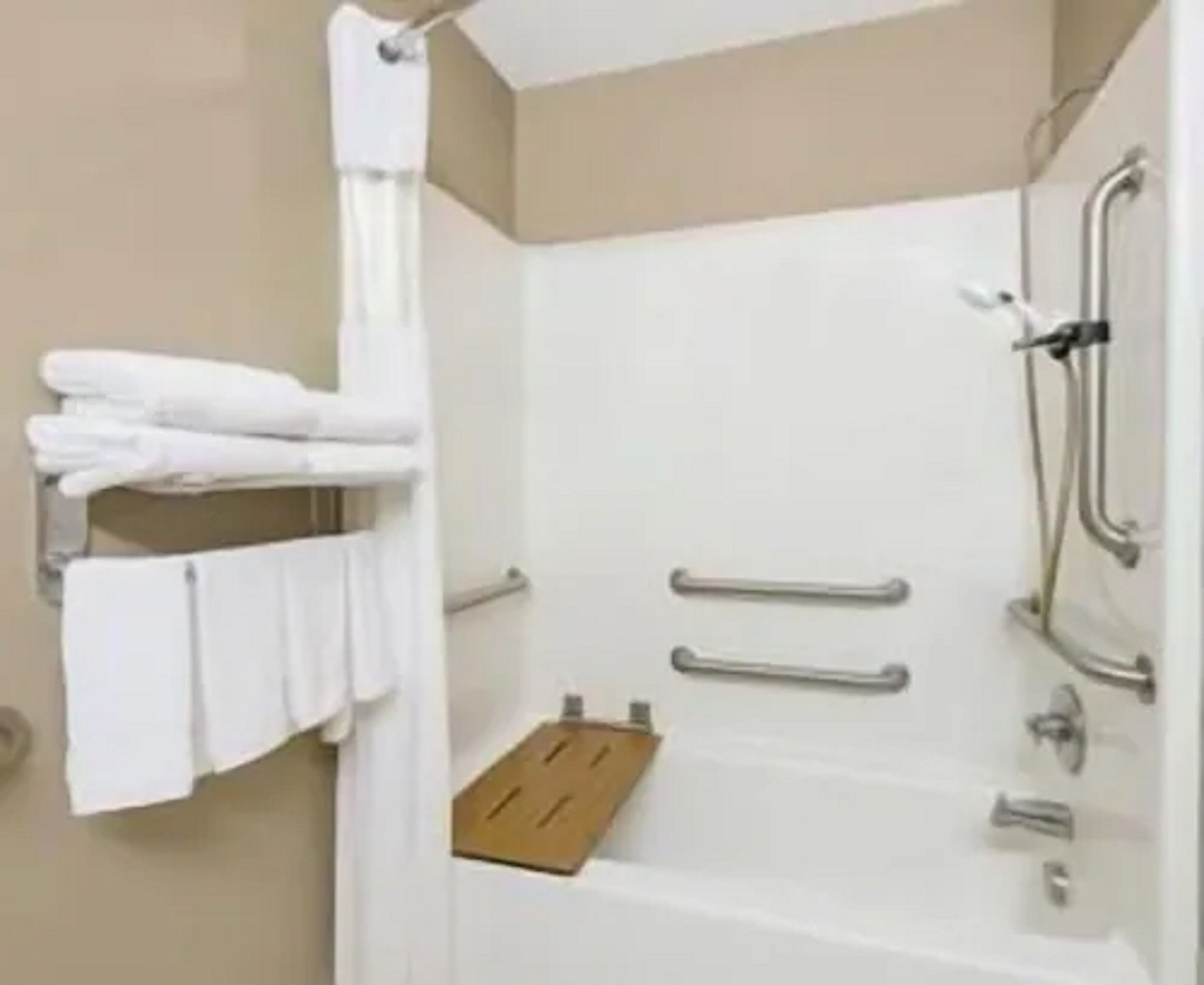 combined shower/bathtub, free toiletries, hair dryer, towels