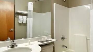 Combined shower/bathtub, free toiletries, hair dryer, towels