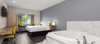 Microtel Inn & Suites by Wyndham Panama City