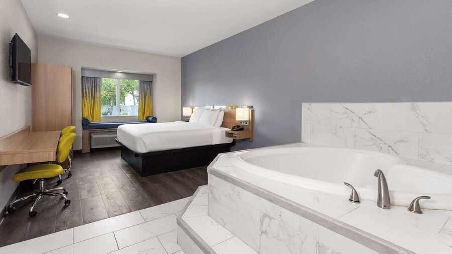 Microtel Inn & Suites by Wyndham Panama City