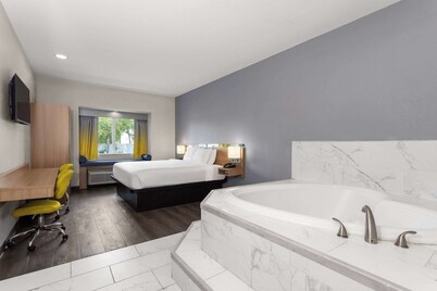 Microtel Inn & Suites by Wyndham Panama City