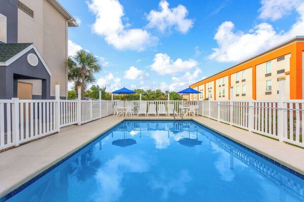 Outdoor pool - Microtel Inn & Suites by Wyndham Panama City (Panama City)