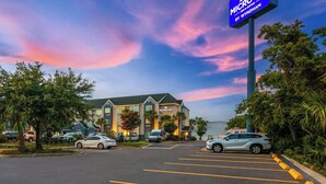 Un Microtel Inn & Suites by Wyndham con estacionamiento y vista al agua.