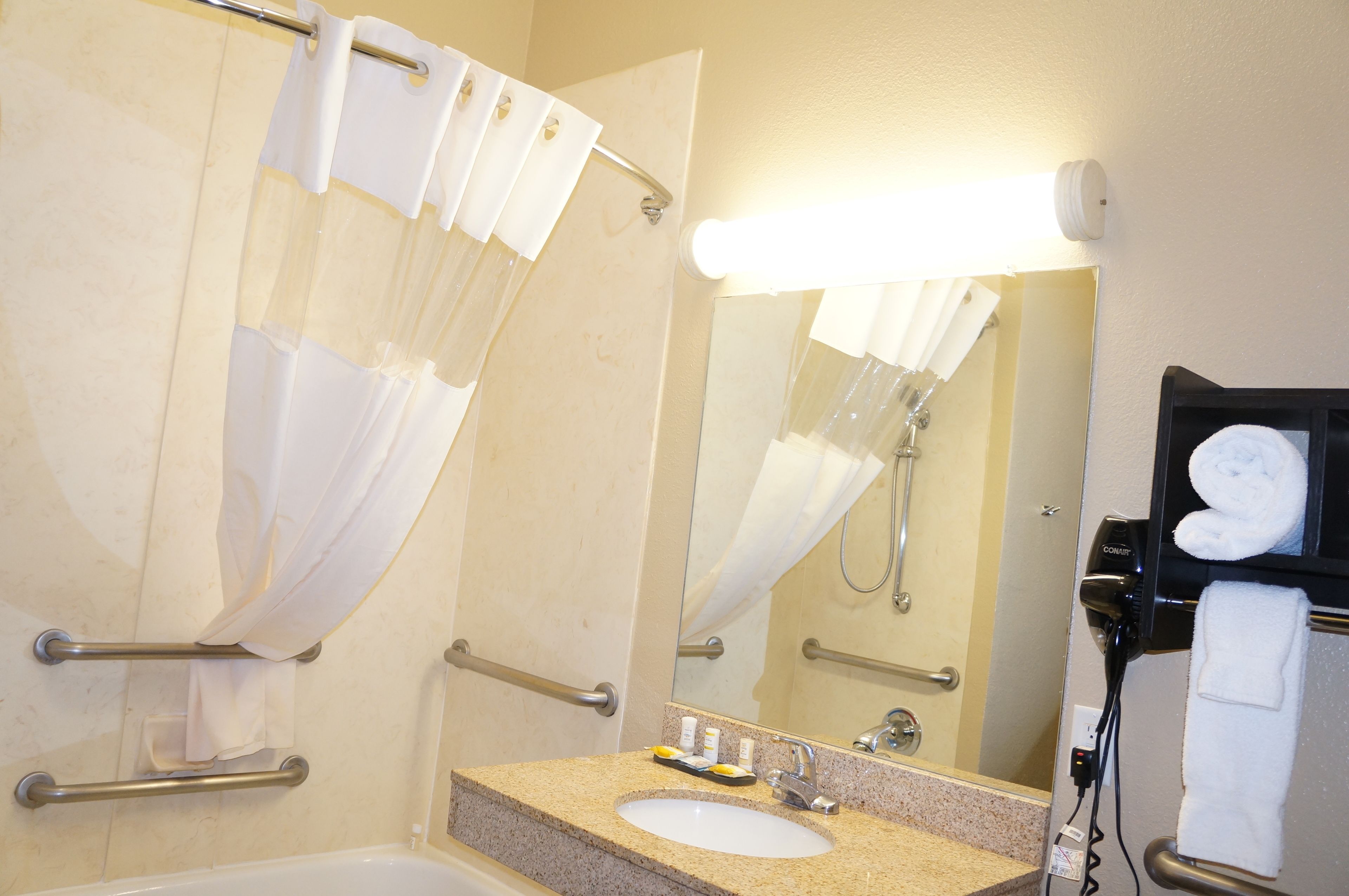 room, 1 king bed, accessible, non smoking (roll-in shower) | bathroom | combined shower/bathtub, free toiletries, hair dryer, towels