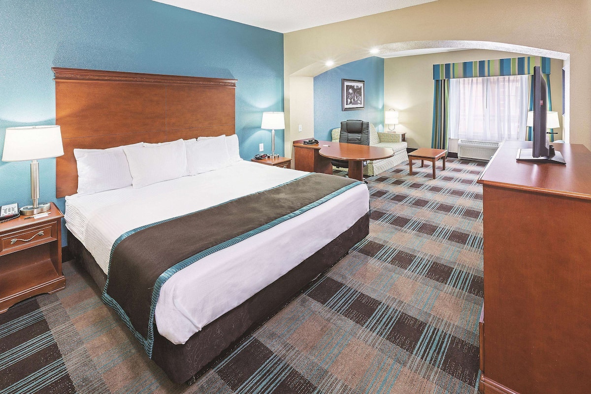 deluxe room, 1 king bed, accessible, non smoking (tub with grab bars) | desk, blackout curtains, iron/ironing board, free cots/infant beds