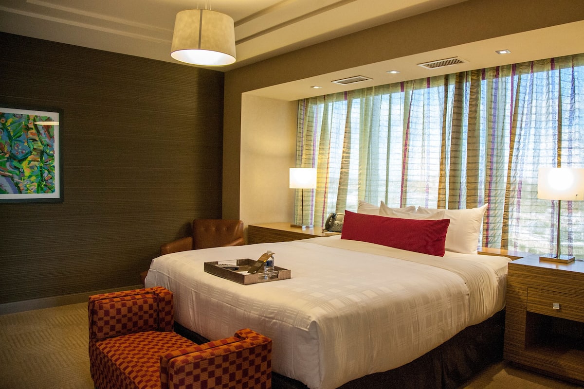 Executive Corner Suite | Premium bedding, down comforters, minibar, in-room safe