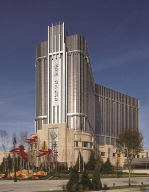 A large, modern building with vertical lines and the name "MGM GRAND" on its facade. - MGM Grand Detroit (Detroit)
