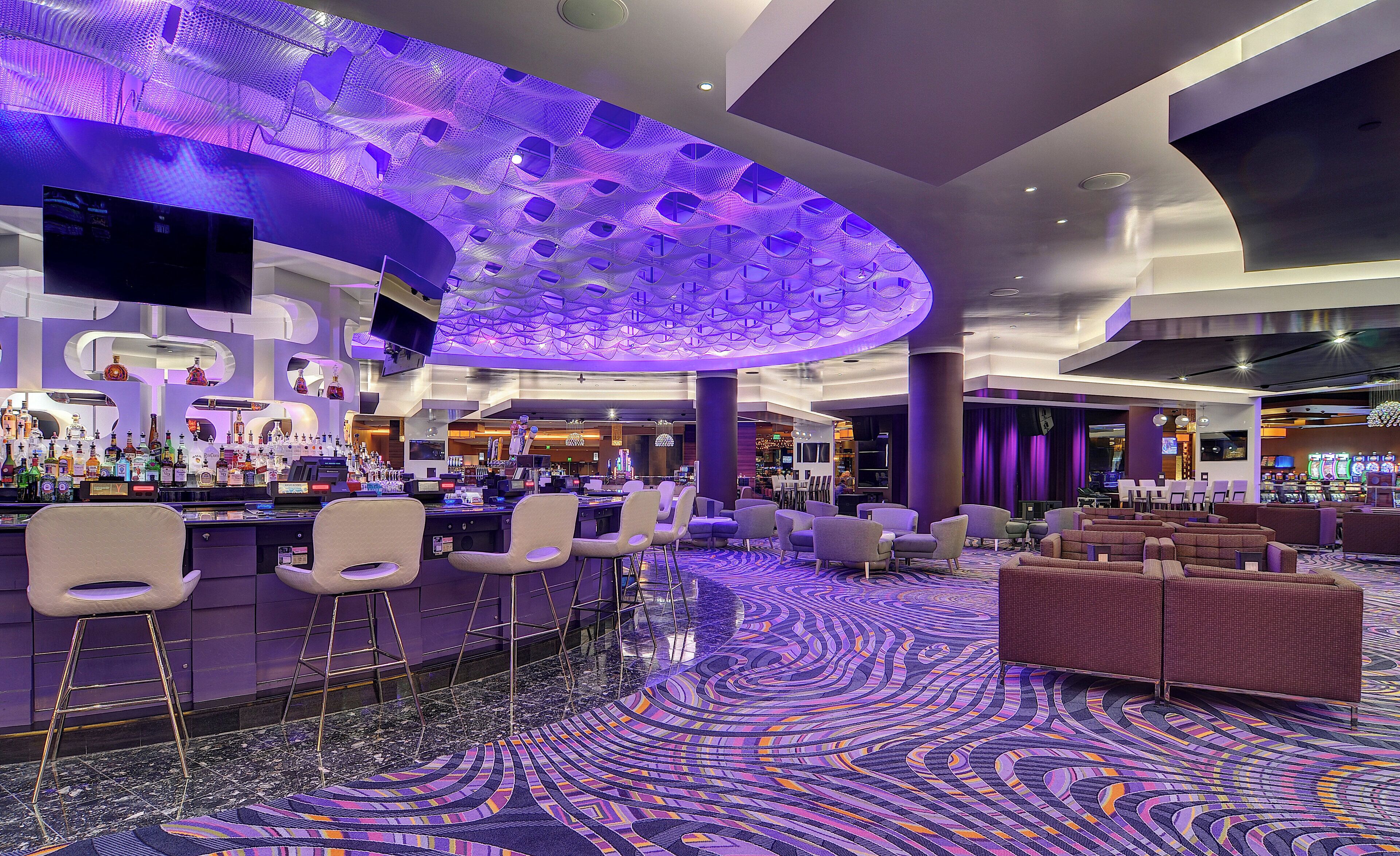 2 bars/lounges