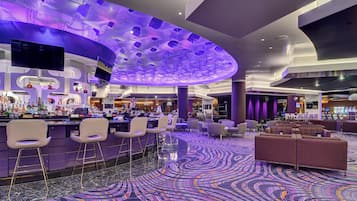 2 bars/lounges