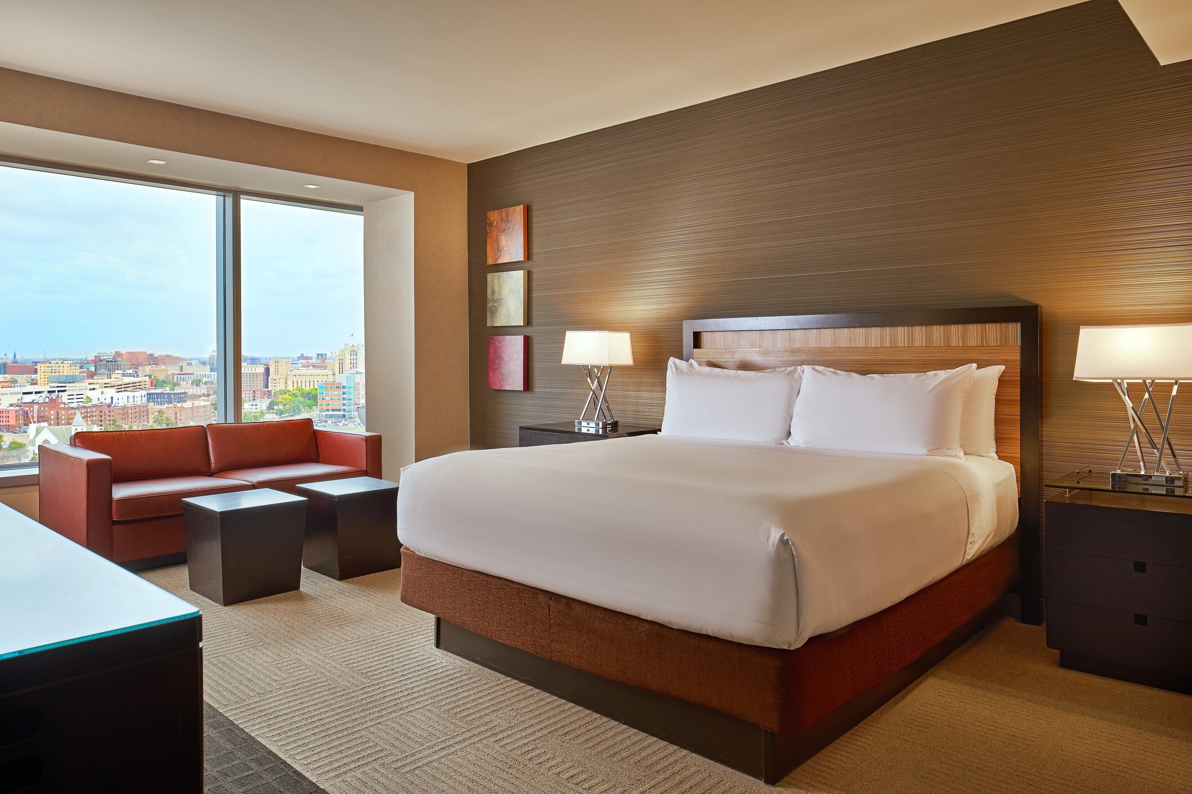 高档床上用品、羽绒被、迷你吧、客房内保险箱