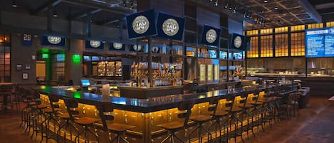 8 restaurants, breakfast, lunch, dinner served; American cuisine