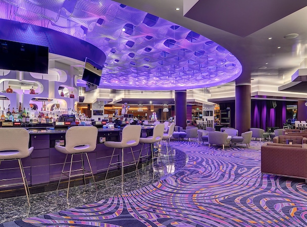 2 bars/lounges
