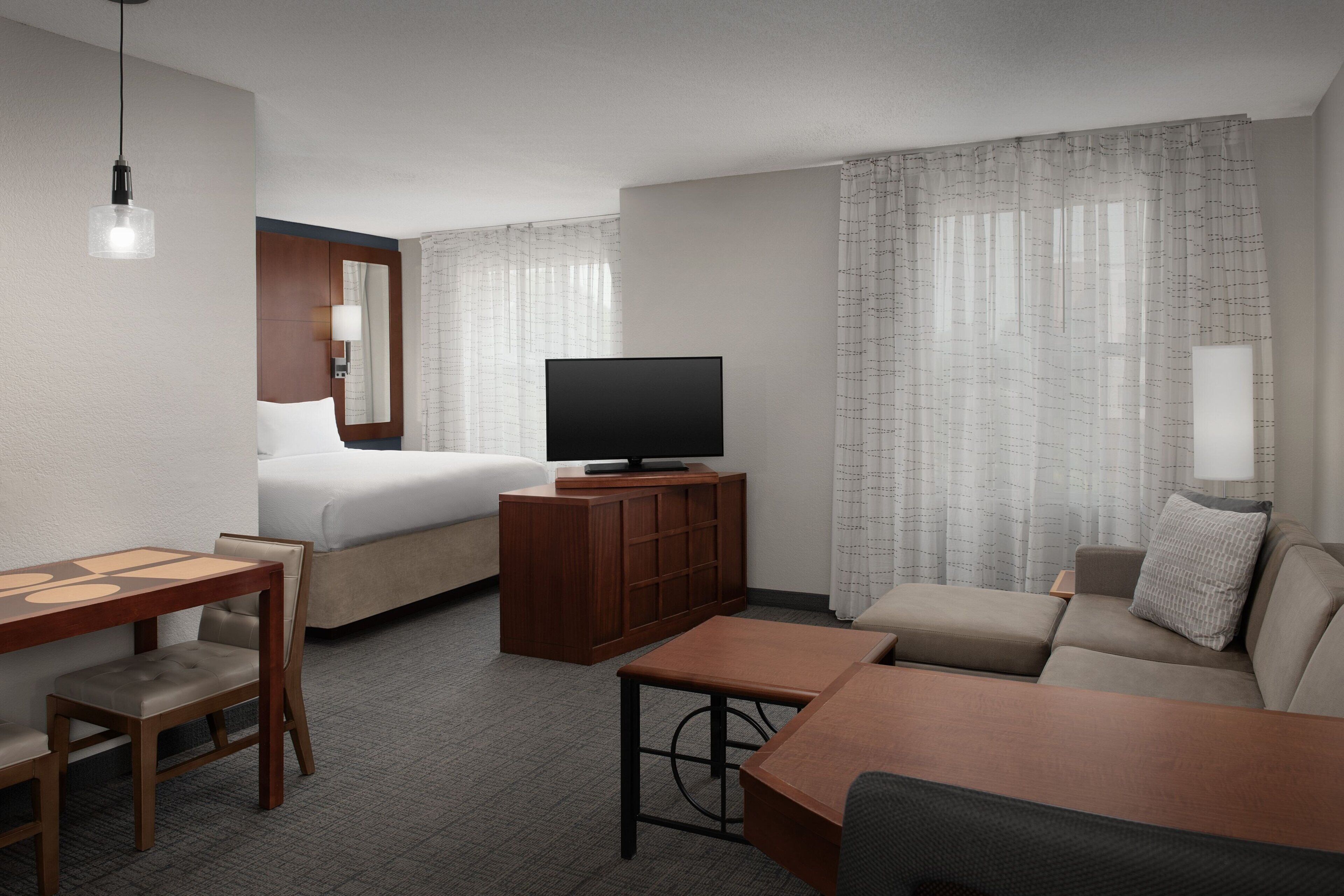 1 bedroom, premium bedding, desk, laptop workspace