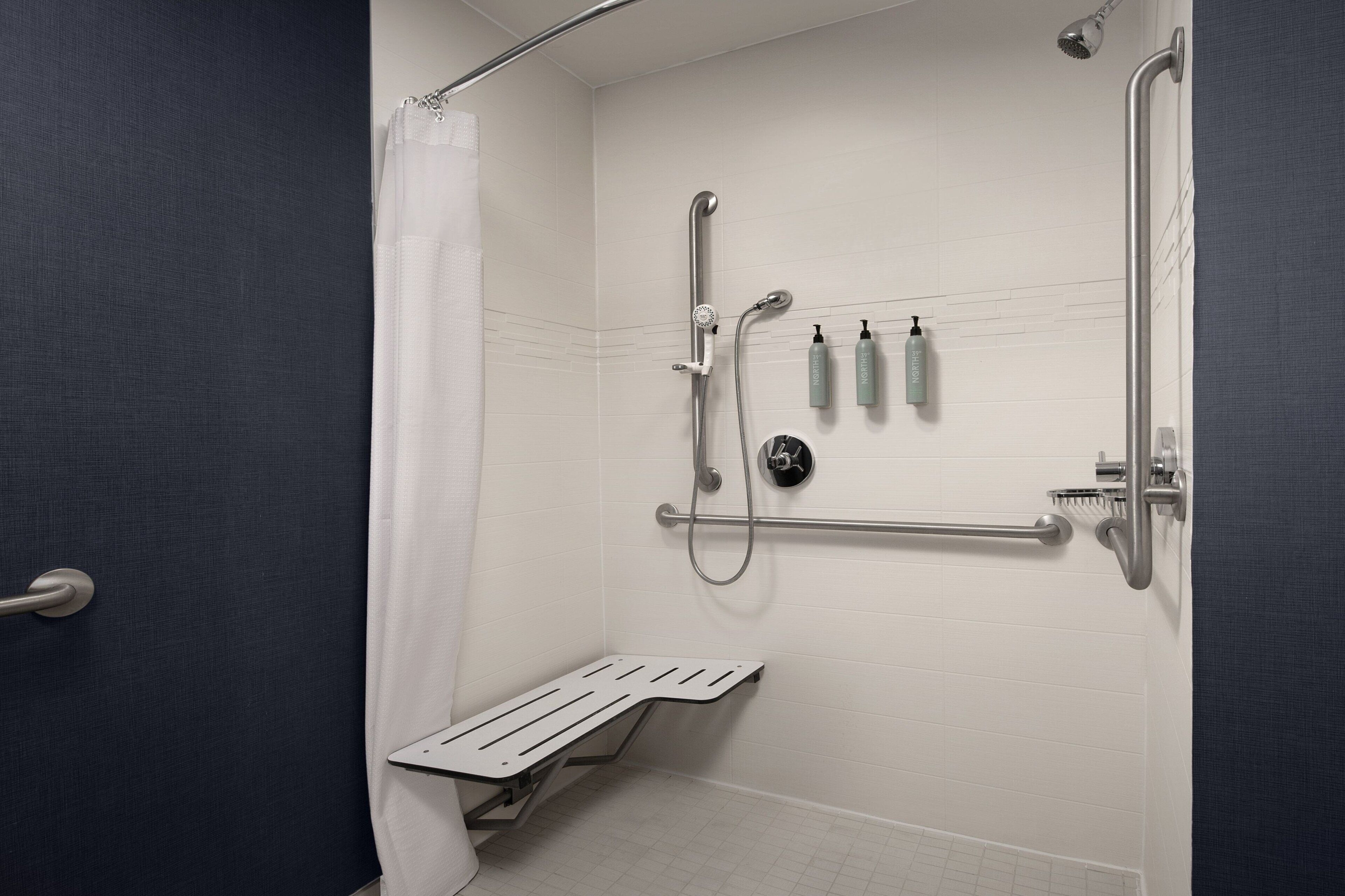 Combined shower/tub, free toiletries, hair dryer, towels