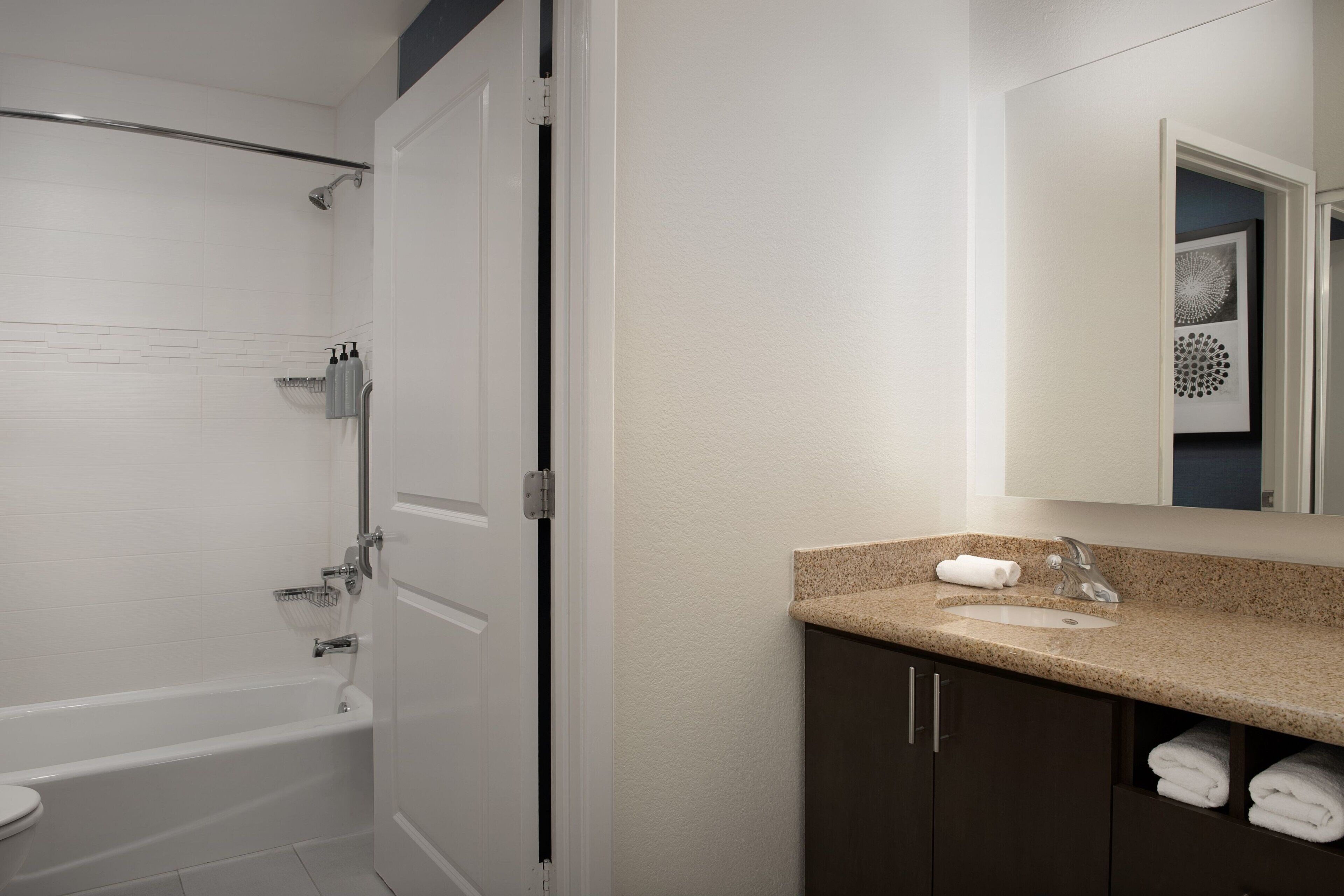 Combined shower/bathtub, free toiletries, hair dryer, towels