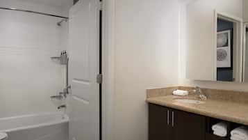 Combined shower/bathtub, free toiletries, hair dryer, towels