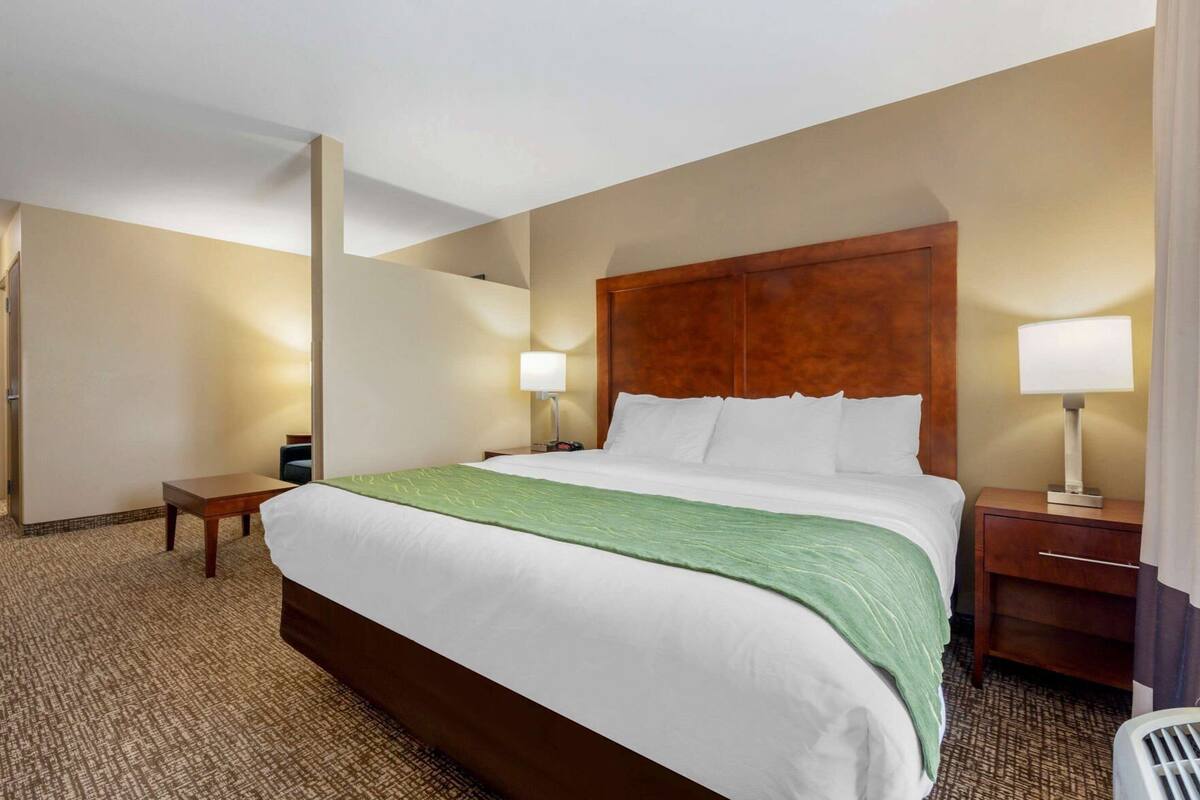 Desk, blackout drapes, iron/ironing board, free WiFi