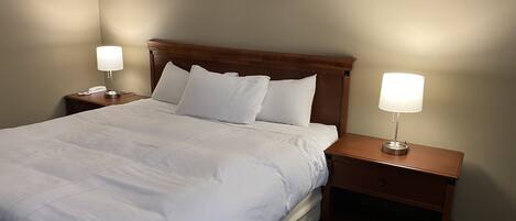 Room, 1 King Bed, Non Smoking, Refrigerator & Microwave (1 Star) | Desk, free WiFi, bed sheets, alarm clocks