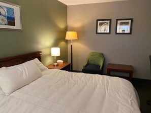 客房, 1 張特大雙人床, 非吸煙房, 雪櫃和微波爐 (1 Star) | 書桌、免費 Wi-Fi、床單、鬧鐘