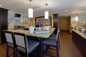 Free daily buffet breakfast  - Staybridge Suites Fairfield Napa Valley Area by IHG (Fairfield)