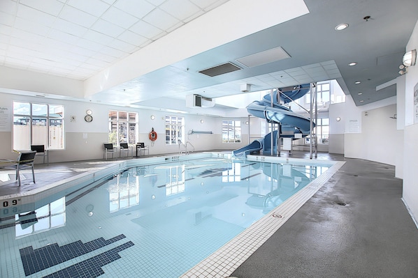 Indoor pool, sun loungers