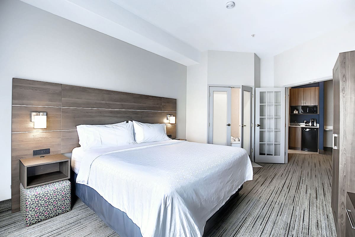 Suite, 1 Tempat Tidur King, jet tub | Seprai premium, selimut bulu angsa, dan meja kerja