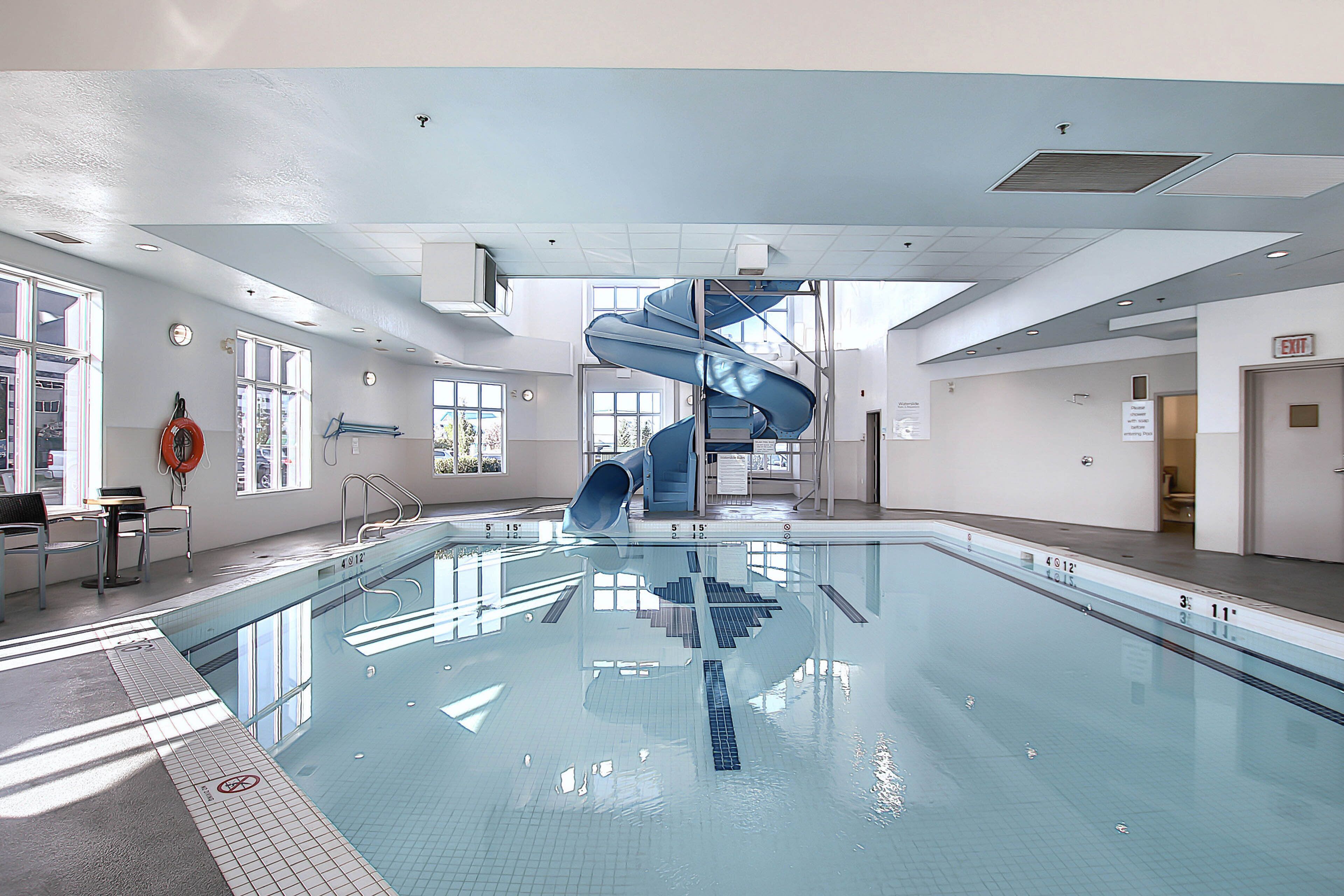 Indoor pool, sun loungers