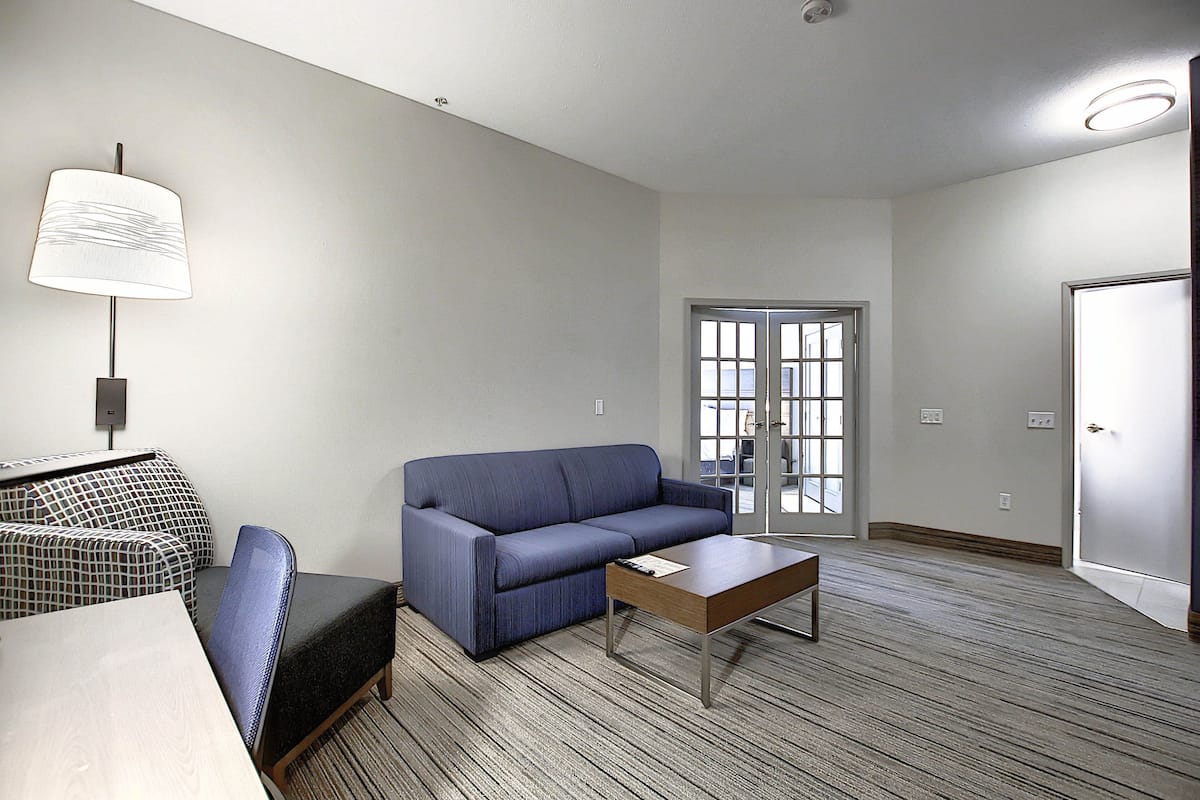Suite, 1 kamar tidur, jet tub | Seprai premium, selimut bulu angsa, dan meja kerja