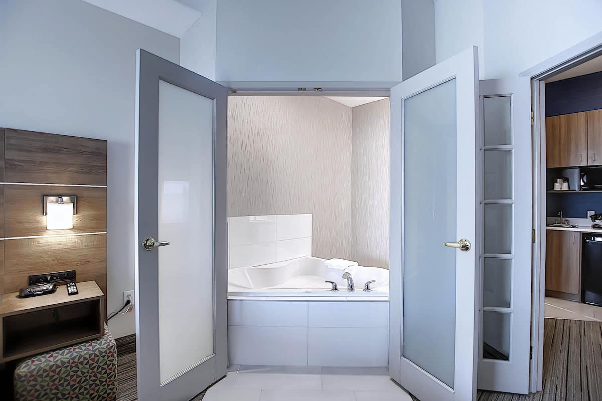 Luxe beddengoed, donsdekens, een bureau, een laptopwerkplek