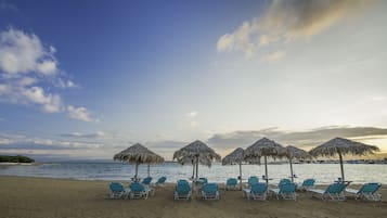 Bãi biển riêng, ghế dài tắm nắng, dù trên bãi biển, khăn tắm biển